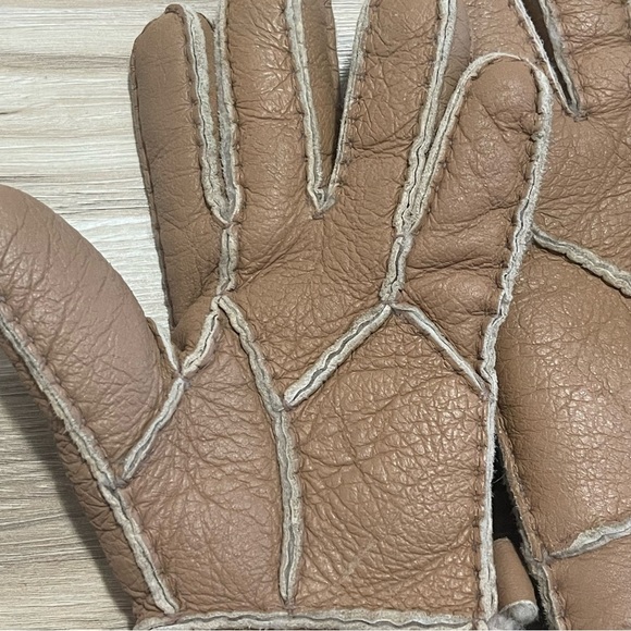 UGG Tan Shearling Gloves - Picture 7 of 8